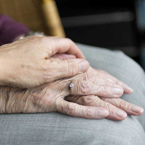 Pflegedienst CuraVital-IKM-Wechsel- Die Hand einer älteren Frau wird gehalten